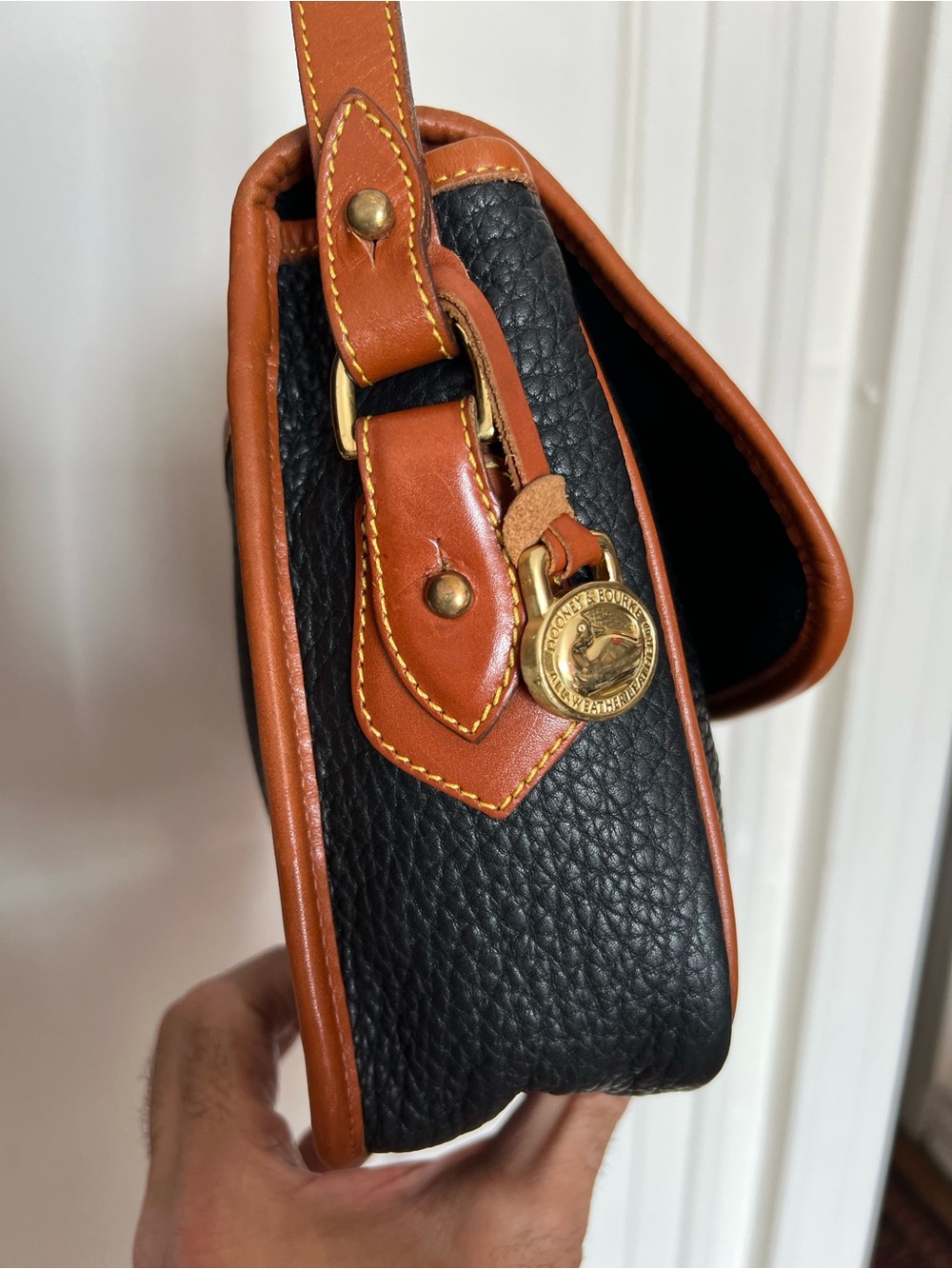 Vintage Dooney & Bourke AWL Black Leather Large Carrier Crossbody Bag -Excellent - Picture 4 of 16